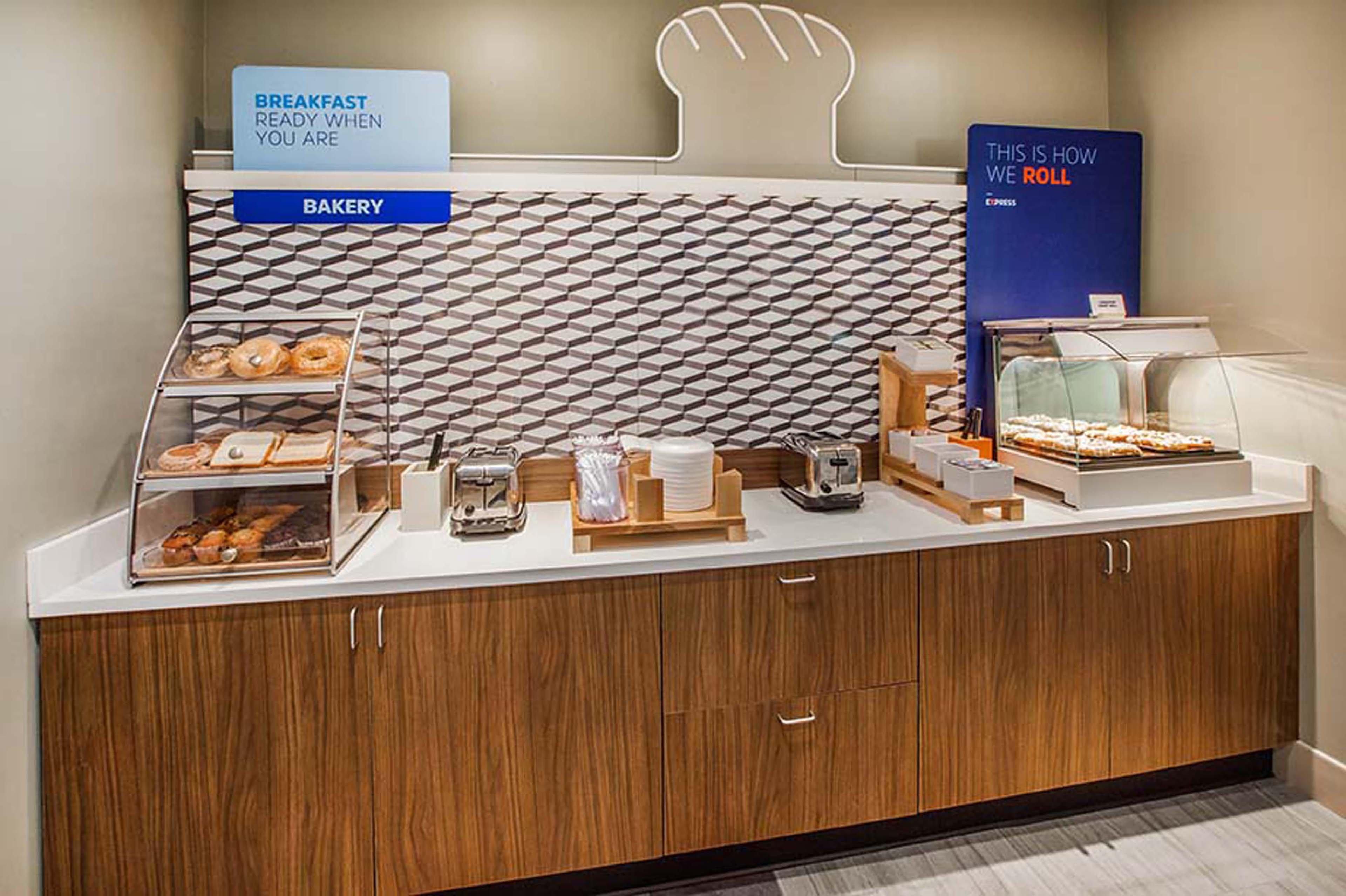 Holiday Inn Express Vincennes Bagian luar foto
