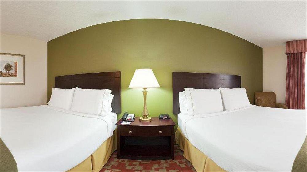 Holiday Inn Express Vincennes Bagian luar foto