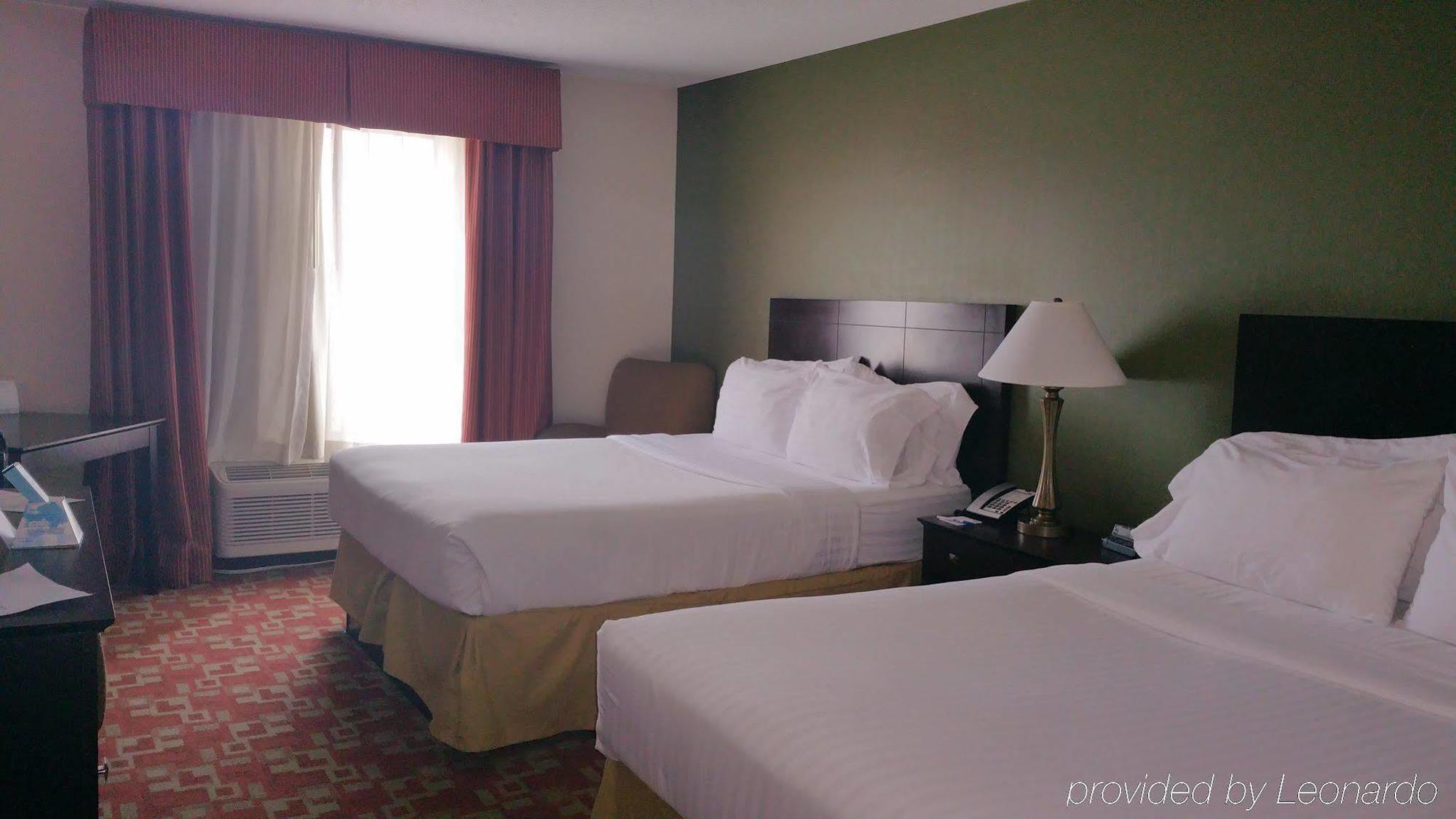 Holiday Inn Express Vincennes Bagian luar foto