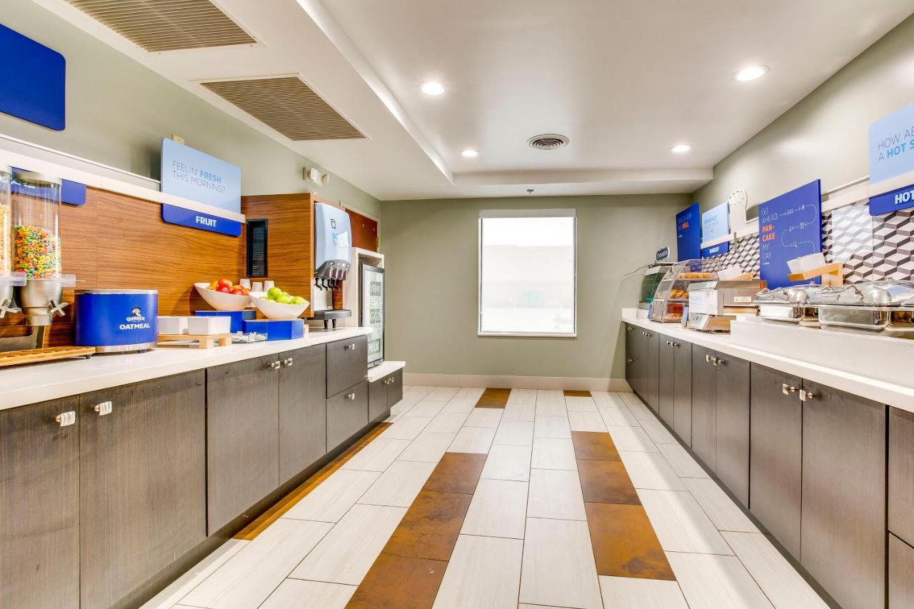 Holiday Inn Express Vincennes Bagian luar foto